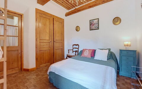 Maison de Village Manolsi: Bett, Möbel, Schlafzimmer, Interior Design, Bedding, Bettdecke, Holz, Zimmer, Fussboden, Decke