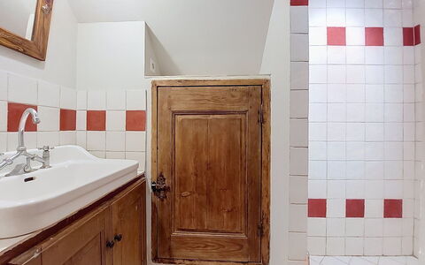 Maison de Village Manolsi: Wand, Flooring, Armatur, Holz, Fussboden, Interior Design, Zapfhahn, Installation, Badezimmer, Bad Sink