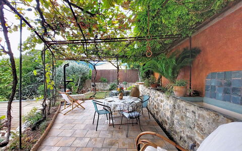 Maison de Village Manolsi: Möbel, Gartenmöbel, Blumentopf, Flagstone, Stuhl, Garten, Schatten, Tisch Im Freien, Zimmerpflanze