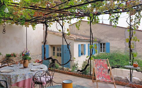 Maison de Village Manolsi: Möbel, Blumentopf, Stuhl, Tabelle, Gartenmöbel, Zimmerpflanze, Tisch Im Freien, Schatten, Garten