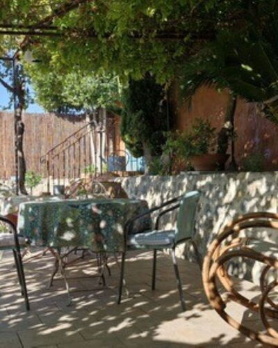 Maison de Village Manolsi: Möbel, Gartenmöbel, Stuhl, Tabelle, Tisch Im Freien, Schatten, Garten, Kaffetisch, Küche & Esszimmer Tisch, Blumentopf
