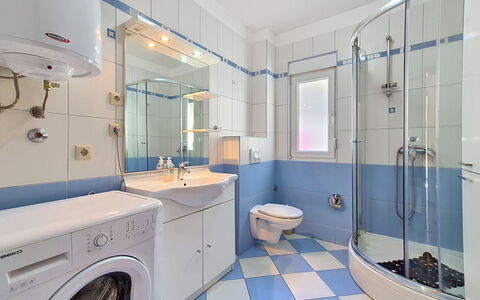 Marina 115: Blau, Badezimmer, Armatur, Interior Design, Flooring, Fussboden, Toilette, Sinken, Decke, Installation