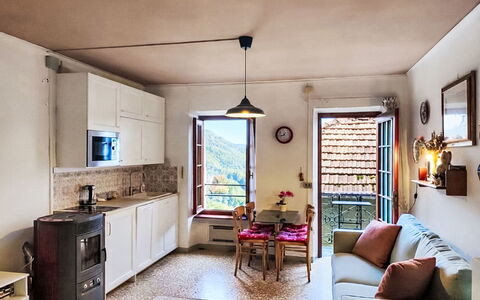 La Collina: Möbel, Interior Design, Flooring, Couch, Zimmer, Decke, Fussboden, Stuhl, Wohnzimmer, Tabelle