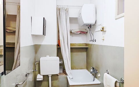 La Collina: Wand, Toilleten Sitz, Armatur, Fussboden, Flooring, Toilette, Interior Design, Installation, Zimmer, Badezimmer