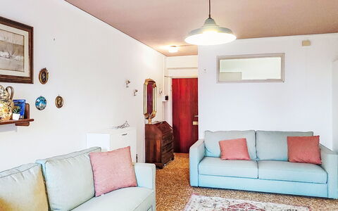 La Collina: Möbel, Interior Design, Couch, Wand, Flooring, Fussboden, Zimmer, Wohnzimmer, Decke, Wohnung