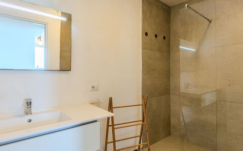Casa Panoramica: Flooring, Wand, Fussboden, Interior Design, Armatur, Badezimmer, Decke, Beleuchtung, Light Fixture, Spiegel