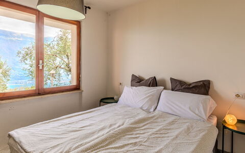 Casa Panoramica: Bett, Schlafzimmer, Wand, Interior Design, Bettdecke, Bedding, Holz, Möbel, Fussboden, Zimmer