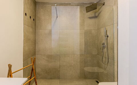 Casa Panoramica: Flooring, Wand, Fussboden, Interior Design, Armatur, Duschkopf, Badezimmer, Decke, Fliese, Verbundwerkstoff