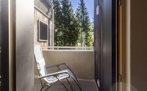 Crestun Design Duplex: Stuhl, Balkon, Hartholz, Daylighting, Aluminium, Geländer