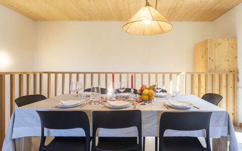 Crestun Design Duplex: Möbel, Interior Design, Holz, Flooring, Light Fixture, Decke, Tabelle, Stuhl, Esszimmer, Beleuchtung