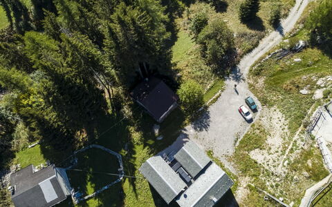 Crestun Design Duplex: Luftaufnahmen, Landschaft, Haus, Vogelperspektive, Grundstueck, Hütte, Dorf, Landscaping, Lärche, Immergrün