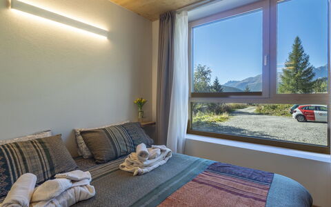Crestun Design Duplex: Interior Design, Decke, Zimmer, Beleuchtung, Zuhause, Schlafzimmer, Bett, Light Fixture, Wohnung, Kissen