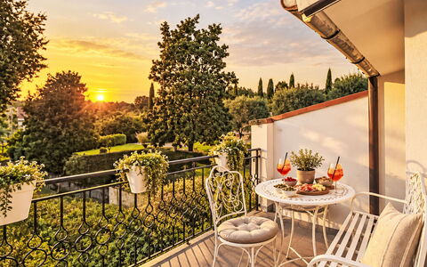 Le Fonti Terrazza: Zuhause, Möbel, Garten, Stuhl, Balkon, Garten, Landscaping, Zimmerpflanze, Gartenmöbel, Villa