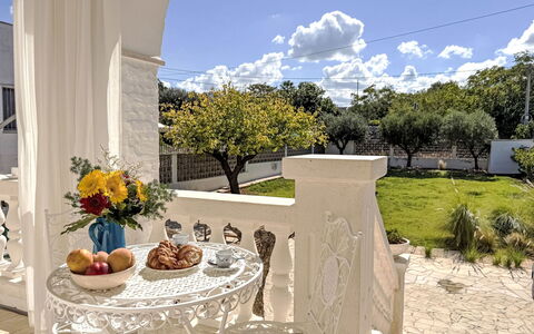 A Casa di Ara: Möbel, Tür, Gartenmöbel, Stuhl, Schatten, Blumentopf, Säule, Veranda, Zimmerpflanze, Garten