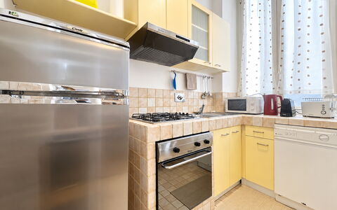 Appartamento Chiavari, Roma: Küchengerät, Küche, Major Appliance, Countertop, Flooring, Herd, Haushaltsgerät, Holz, Fussboden, Cabinetry
