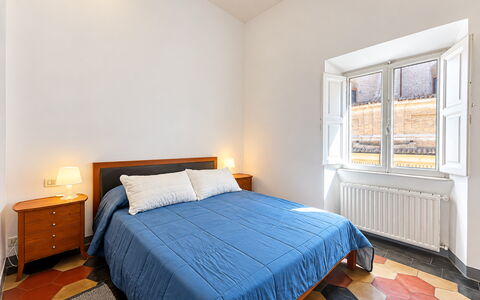 Appartamento Chiavari, Roma: Flooring, Fussboden, Holz, Interior Design, Schlafzimmer, Bett, Decke, Zimmer, Bettdecke, Bettrahmen