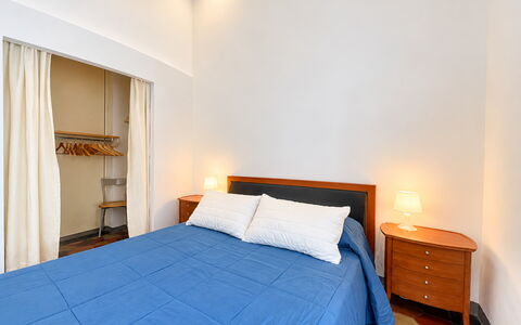 Appartamento Chiavari, Roma: Fussboden, Flooring, Interior Design, Bett, Schlafzimmer, Holz, Möbel, Bettdecke, Zimmer, Decke
