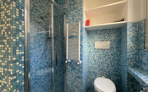 Appartamento Chiavari, Roma: Blau, Badezimmer, Armatur, Flooring, Wand, Interior Design, Fussboden, Bad Sink, Fliese, Toilette