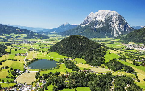 Schneehitzalmhütte: Möbel, Interior Design, Flooring, Decke, Fussboden, Stuhl, Zimmer, Beleuchtung, Tabelle, Küche & Esszimmer Tisch