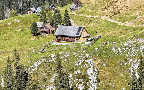 Schneehitzalmhütte: Möbel, Interior Design, Flooring, Decke, Fussboden, Stuhl, Zimmer, Beleuchtung, Tabelle, Küche & Esszimmer Tisch