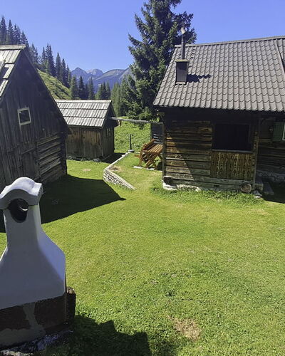 Schneehitzalmhütte: Möbel, Interior Design, Flooring, Decke, Fussboden, Stuhl, Zimmer, Beleuchtung, Tabelle, Küche & Esszimmer Tisch