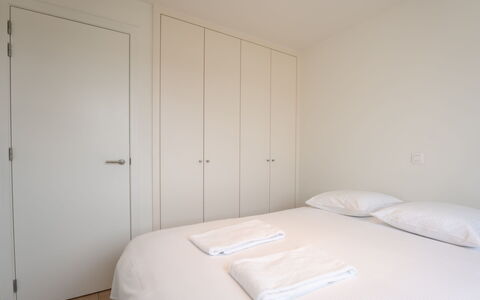 De Strandloper i with Parking & Airco: Möbel, Interior Design, Flooring, Decke, Fussboden, Stuhl, Zimmer, Beleuchtung, Tabelle, Küche & Esszimmer Tisch