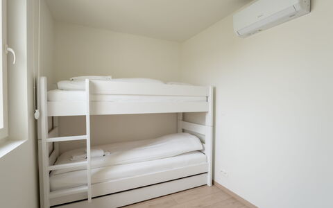 De Strandloper i with Parking & Airco: Möbel, Interior Design, Flooring, Decke, Fussboden, Stuhl, Zimmer, Beleuchtung, Tabelle, Küche & Esszimmer Tisch