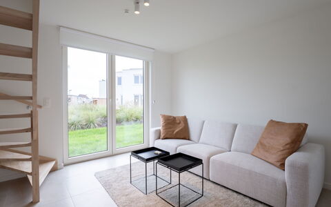 De Strandloper i with Parking & Airco: Möbel, Interior Design, Flooring, Decke, Fussboden, Stuhl, Zimmer, Beleuchtung, Tabelle, Küche & Esszimmer Tisch