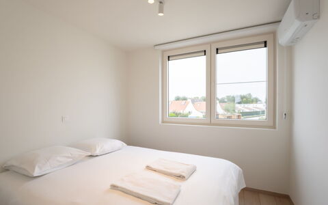 De Strandloper i with Parking & Airco: Möbel, Interior Design, Flooring, Decke, Fussboden, Stuhl, Zimmer, Beleuchtung, Tabelle, Küche & Esszimmer Tisch