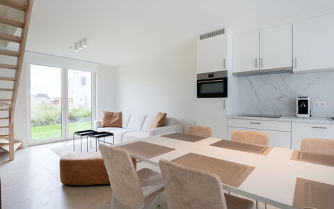 De Strandloper i with Parking & Airco: Möbel, Interior Design, Flooring, Decke, Fussboden, Stuhl, Zimmer, Beleuchtung, Tabelle, Küche & Esszimmer Tisch