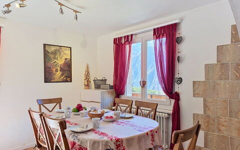 Grächen 54: Möbel, Interior Design, Flooring, Decke, Fussboden, Stuhl, Zimmer, Beleuchtung, Tabelle, Küche & Esszimmer Tisch