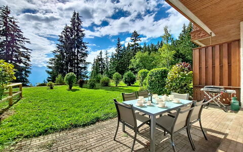 Crans-Montana 480: Möbel, Interior Design, Flooring, Decke, Fussboden, Stuhl, Zimmer, Beleuchtung, Tabelle, Küche & Esszimmer Tisch