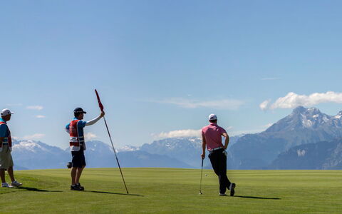 Crans-Montana 480: Möbel, Interior Design, Flooring, Decke, Fussboden, Stuhl, Zimmer, Beleuchtung, Tabelle, Küche & Esszimmer Tisch