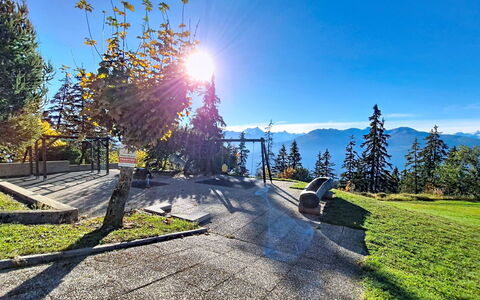 Crans-Montana 480: Himmel, Blau, Sonnenlicht, Lärche, Gebirge, Bergstation, Pole, Bank, Außenbank