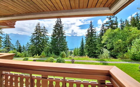 Crans-Montana 480: Möbel, Interior Design, Flooring, Decke, Fussboden, Stuhl, Zimmer, Beleuchtung, Tabelle, Küche & Esszimmer Tisch