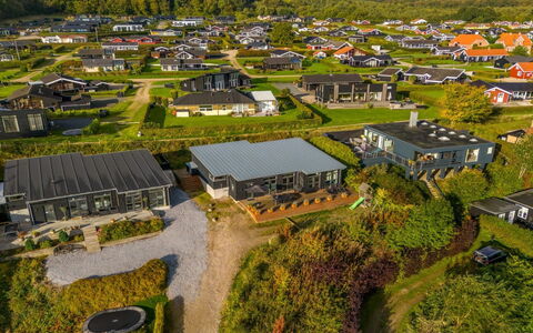 Gerwendil - 220M from the Sea: Möbel, Interior Design, Flooring, Decke, Fussboden, Stuhl, Zimmer, Beleuchtung, Tabelle, Küche & Esszimmer Tisch