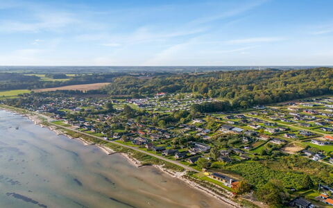Gerwendil - 220M from the Sea: Möbel, Interior Design, Flooring, Decke, Fussboden, Stuhl, Zimmer, Beleuchtung, Tabelle, Küche & Esszimmer Tisch