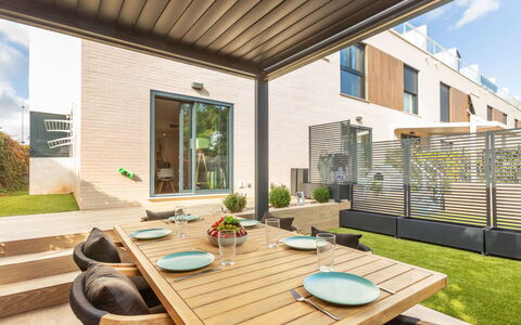 Adarce: Möbel, Interior Design, Flooring, Decke, Fussboden, Stuhl, Zimmer, Beleuchtung, Tabelle, Küche & Esszimmer Tisch