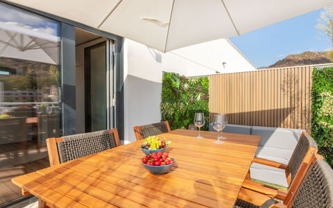 Adarce: Möbel, Interior Design, Flooring, Decke, Fussboden, Stuhl, Zimmer, Beleuchtung, Tabelle, Küche & Esszimmer Tisch