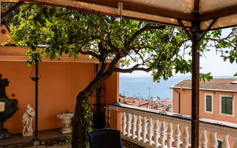 Sanremo Seaview: Möbel, Interior Design, Flooring, Decke, Fussboden, Stuhl, Zimmer, Beleuchtung, Tabelle, Küche & Esszimmer Tisch