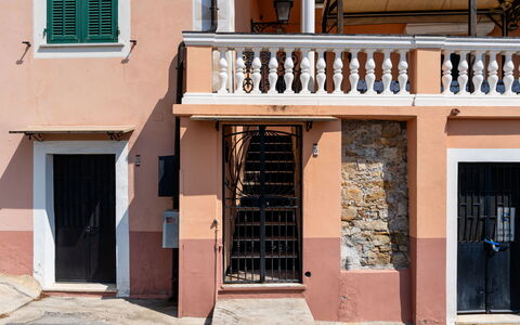Sanremo Seaview: Möbel, Interior Design, Flooring, Decke, Fussboden, Stuhl, Zimmer, Beleuchtung, Tabelle, Küche & Esszimmer Tisch