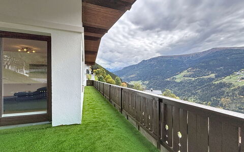 Gästehaus Kurz: Flooring, Schlafzimmer, Bedding, Bett, Bettrahmen, Linens, Bettdecke, Hartholz, Matratze, Holzboden