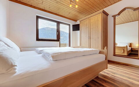 Gästehaus Kurz: Flooring, Schlafzimmer, Bedding, Bett, Bettrahmen, Linens, Bettdecke, Hartholz, Matratze, Holzboden