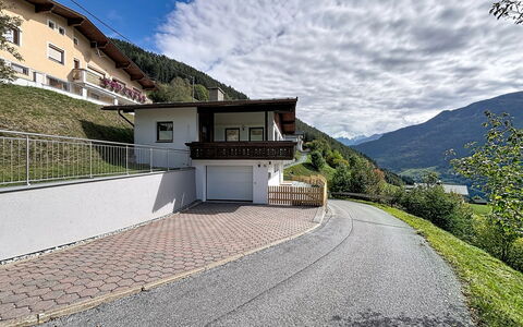 Gästehaus Kurz: Flooring, Schlafzimmer, Bedding, Bett, Bettrahmen, Linens, Bettdecke, Hartholz, Matratze, Holzboden