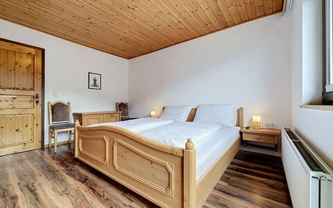 Gästehaus Kurz: Flooring, Schlafzimmer, Bedding, Bett, Bettrahmen, Linens, Bettdecke, Hartholz, Matratze, Holzboden