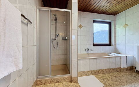 Gästehaus Kurz: Flooring, Schlafzimmer, Bedding, Bett, Bettrahmen, Linens, Bettdecke, Hartholz, Matratze, Holzboden