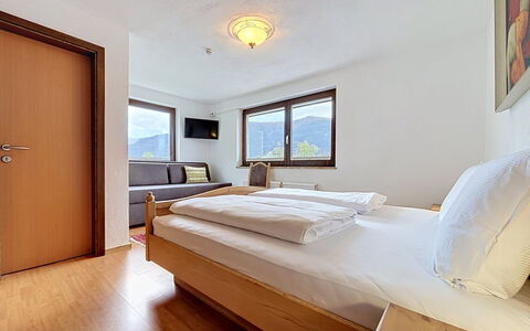 Gästehaus Kurz: Flooring, Schlafzimmer, Bedding, Bett, Bettrahmen, Linens, Bettdecke, Hartholz, Matratze, Holzboden