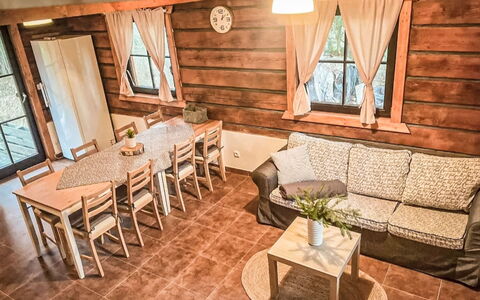 Donut Retreat 2: Flooring, Schlafzimmer, Bedding, Bett, Bettrahmen, Linens, Bettdecke, Hartholz, Matratze, Holzboden