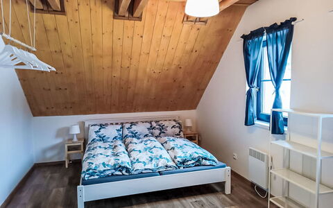 Donut Retreat 2: Flooring, Schlafzimmer, Bedding, Bett, Bettrahmen, Linens, Bettdecke, Hartholz, Matratze, Holzboden