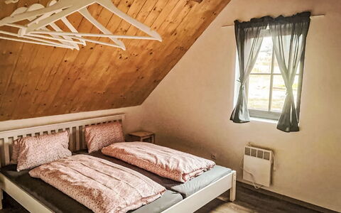 Donut Retreat 2: Flooring, Schlafzimmer, Bedding, Bett, Bettrahmen, Linens, Bettdecke, Hartholz, Matratze, Holzboden